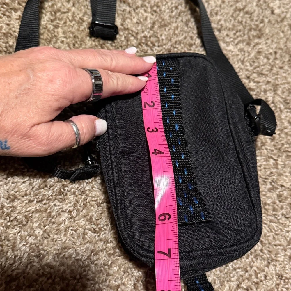 Samsonite camera bag / travel bag w/removeable strap & plenty of pockets - EUC!